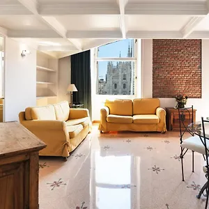 duomo-cathedral-view-luxury-apartment.it-lombardy.com/